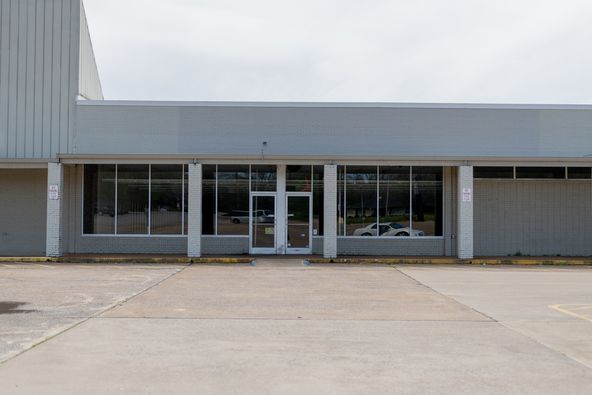 Brooklyn Shopping Center: 923-951 East College Street, Pulaski, TN 38478